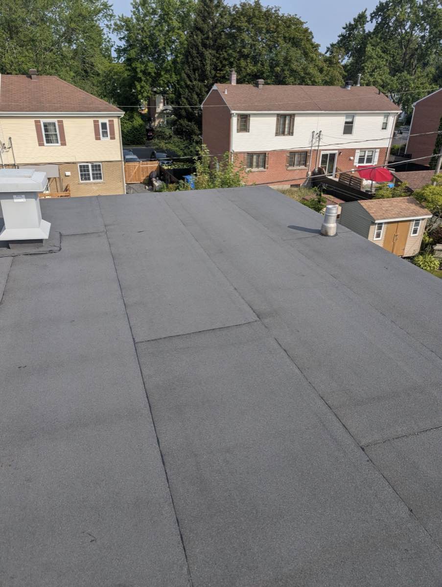 Réfection de toiture commerciale avec membrane élastomère à Montréal par Toiture Qualité Pro